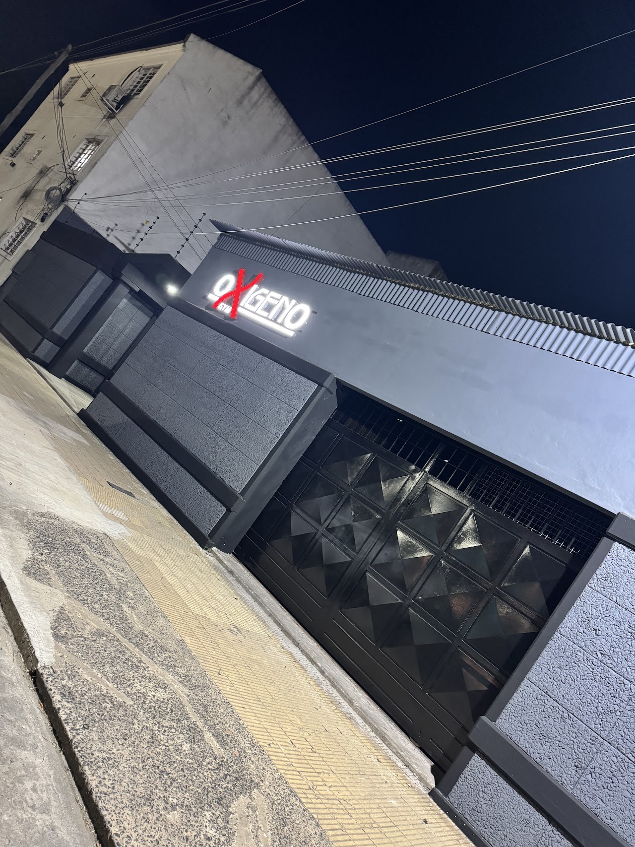 Sector principal de musculación y fuerza en Oxigeno Gym Temperley con racks y barras olímpicas