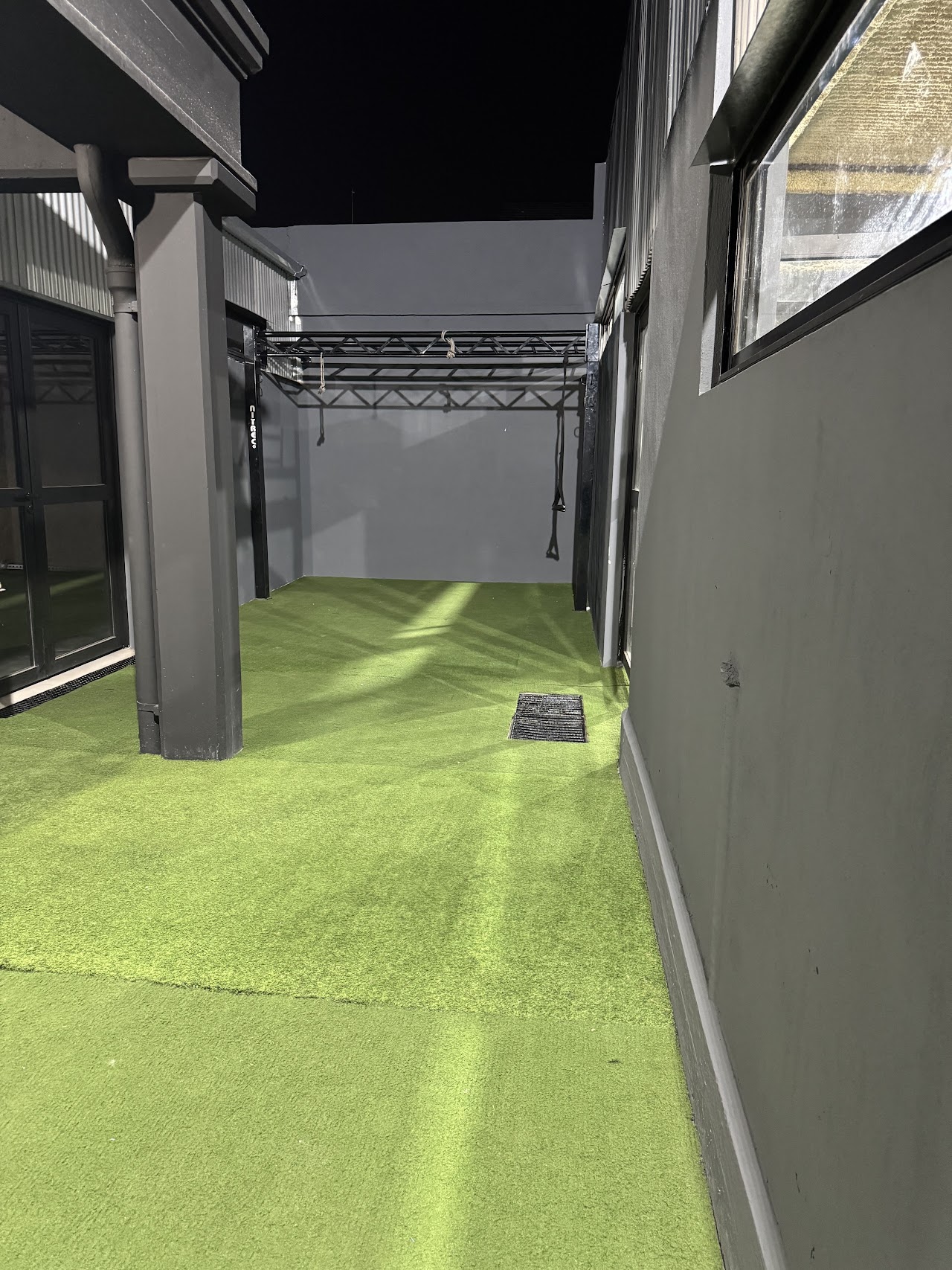 Pista Funcional y Rigs para entrenamiento de alta intensidad con césped sintético